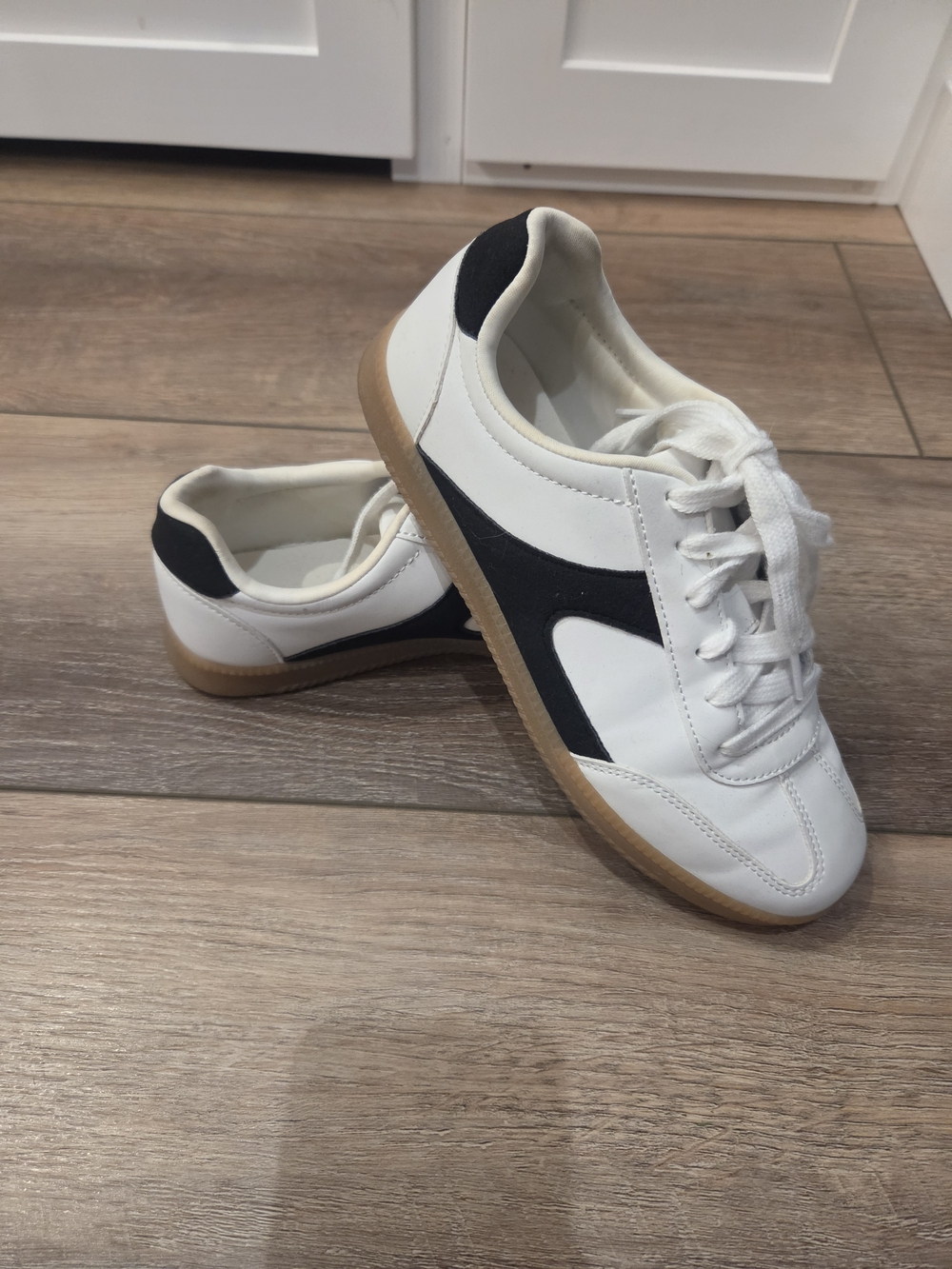 No Boundaries White and Black Low-Top Sneakers